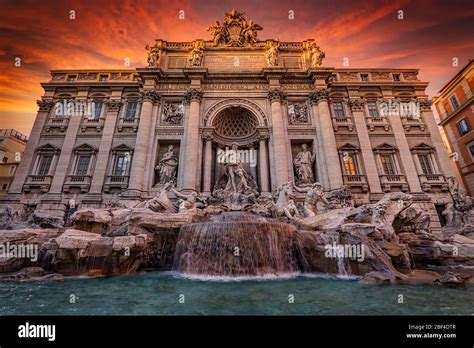 Sunset at the famous Trevi Fountain in the heart of Rome, Italy Stock Photo - Alamy