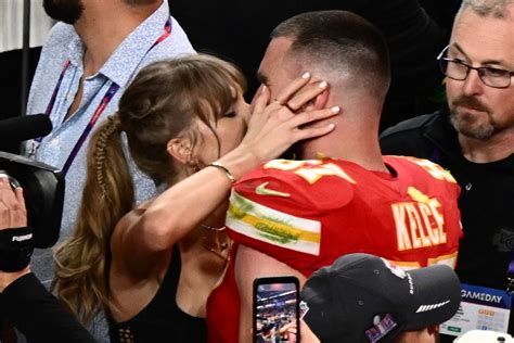 Taylor Swift and Travis Kelce celebrate Super Bowl win with kiss