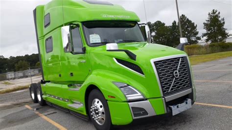 The new 2022 Volvo Vnl 860 Globetrotter love the Green - YouTube