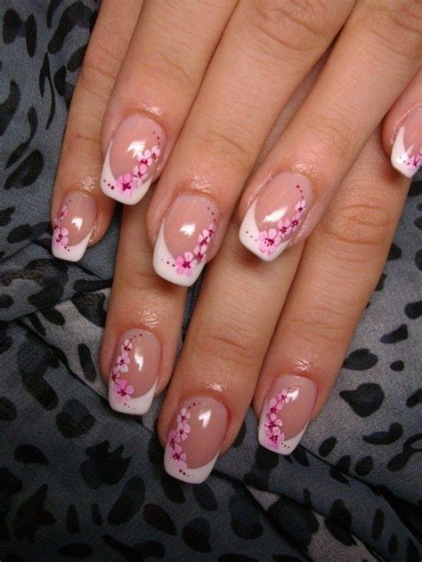 Pink small flowers on nails | French nägel frühling, French nägel blumen und Nagelideen