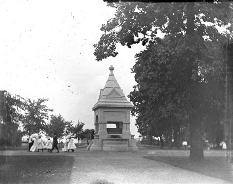 W.K. Muir Memorial Fountain - Old photos gallery — Historic Detroit