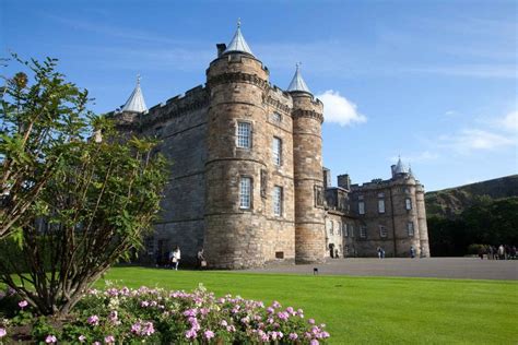 Royal Mile History Walking Tour and Palace of Holyroodhouse in Edinburgh | My Guide Edinburgh