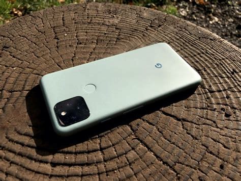 Google Pixel 5: Reverse Wireless Charging wird beim Anstecken des ...