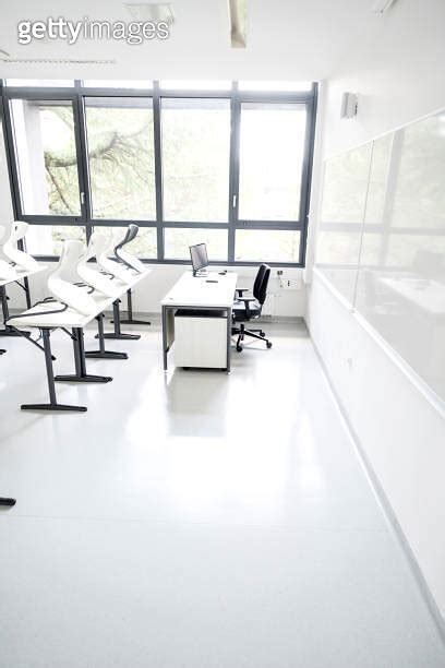 Contemporary Empty Classroom with White and Black Chairs 이미지 (1171700783) - 게티이미지뱅크