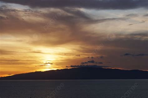 Background Pemandangan Malam Langit Dan Awan Di Atas Laut Pemandangan Malam Foto Dan Gambar ...