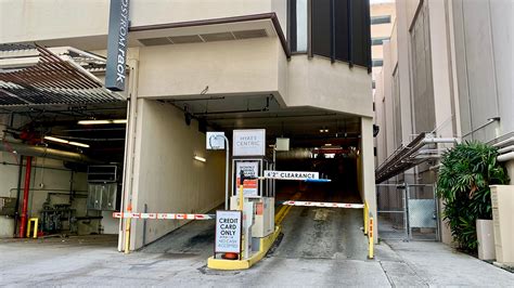 A Local’s Guide to Parking in Waikīkī While Dining Out