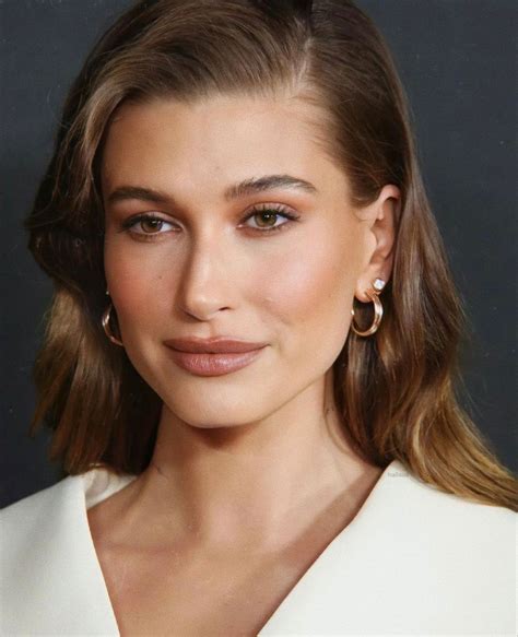 Hailey Bieber Makeup | Wedding makeup looks, Celebrity makeup looks ...