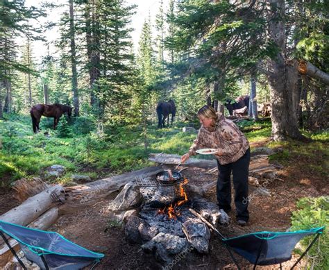 Cooking breakfast over a campfire — Stock Photo #52558591