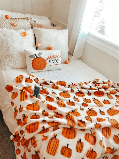 Cute Fall room decor! in 2020 | Fall room decor, Fall bedroom decor ...