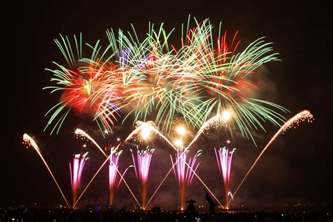 File:Fireworks on Lake Suwa.jpg - Wikimedia Commons