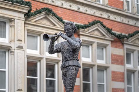 Pied Piper of Hamelin Statue - Hamelin, Lower Saxony, Germany Editorial Photography - Image of ...