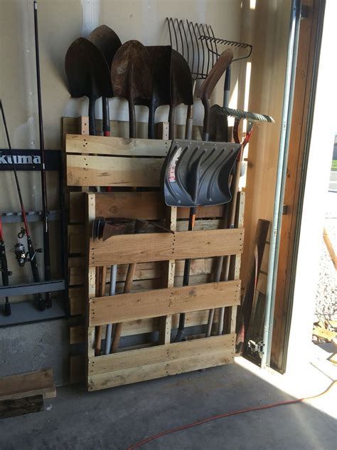 Pallet shovel holder I put together for the garage! Aufbewahrung aufbewahrung gartengeräte #Au ...