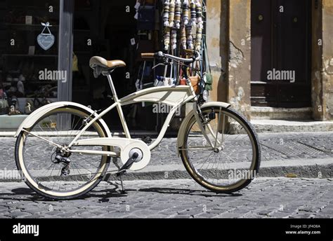 Vintage italian style bicycle Stock Photo - Alamy