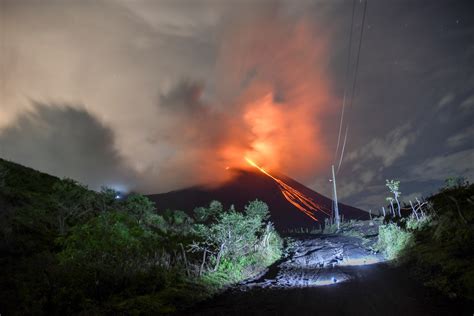 Guatemala en alerta por la erupción de tres volcanes | La Opinión