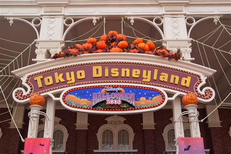 Tourist Destinations: Tokyo Disneyland, Tokyo, Japan - Travel guide