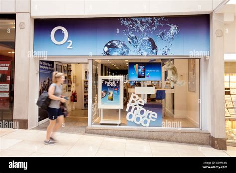 O2 shop store exterior, the Lion Yard, Cambridge UK Stock Photo - Alamy