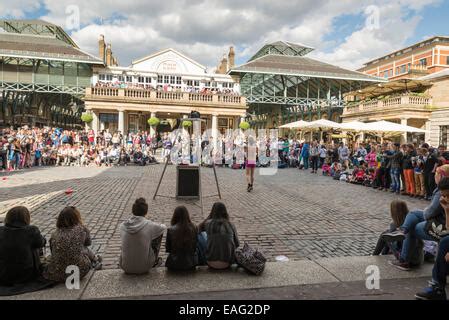 Street performers at Covent Garden London Stock Photo - Alamy