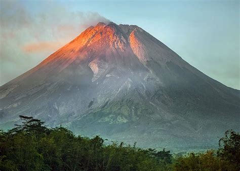 Misteri Gunung Merapi: Petualangan Pendakian di Jantung Jawa - Java ...