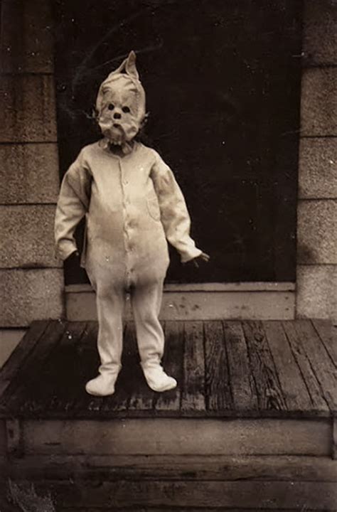 20 Vintage Halloween Costumes That Are Way Creepier Than What You See Today | DeMilked