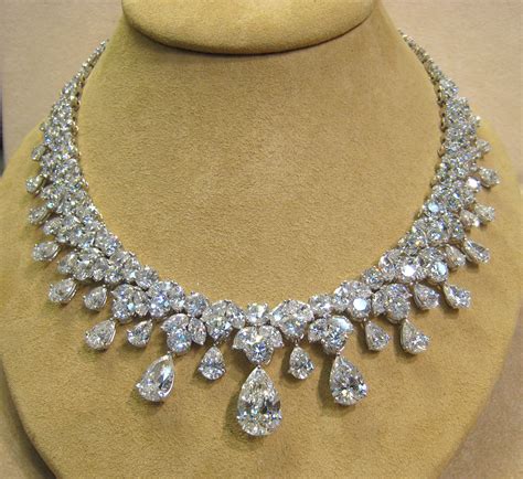 MALAR WORLD: Diamond Necklace Designs