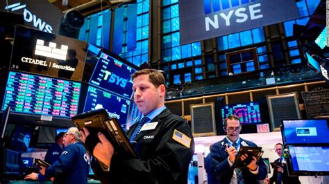 Dow falls 400 points as recession indicator flashes