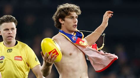 AFL: Internet Thirsts Over Deven Robertson Wardrobe Malfunction