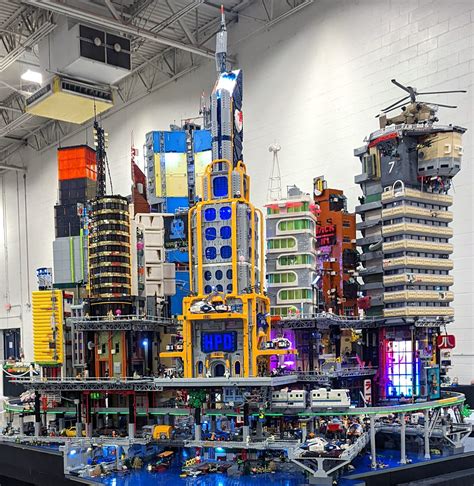 Riesige LEGO Cyberpunk City: „Das fünfte Element“ lässt grüßen! – zusammengebaut