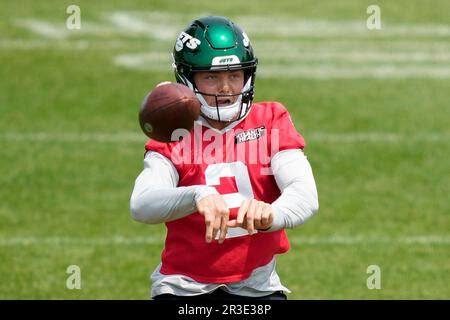 New York Jets quarterback Zack Wilson performs drills at the NFL ...