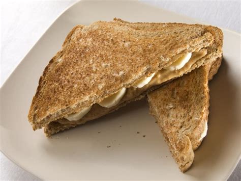 how many calories in peanut butter and banana sandwich