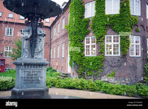Fountain infront of ivy covered house hi-res stock photography and images - Alamy