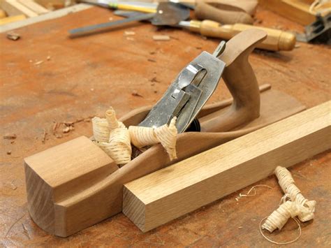 Shop made transitional plane by Paul Sellers. Very cool. | Woodworking hand tools, Woodworking ...