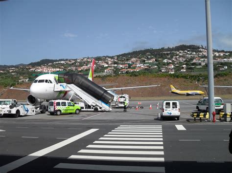 File:TAP Portugal A319 in Funchal Airport.jpg - Wikipedia