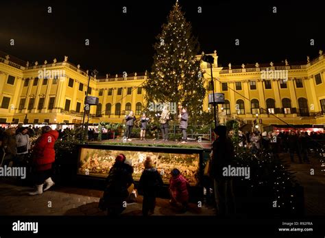 Schonbrunn palace christmas market hi-res stock photography and images ...