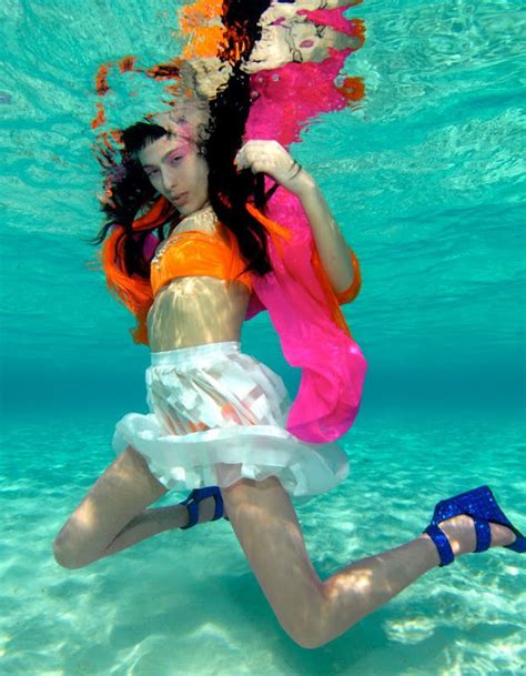 Vogue Underwater Fashion Show Pictures of Spring Summer Collection | Fashion beauty photography ...