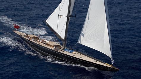 J Class yacht Lionheart is refit with new paint job