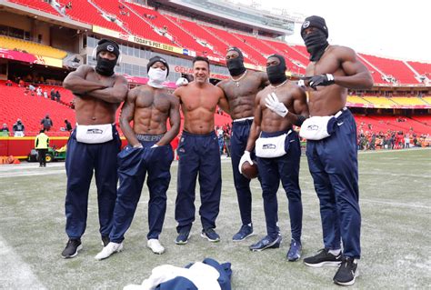 DK Metcalf, other Seahawks go shirtless in frigid Kansas City cold - Today Breeze