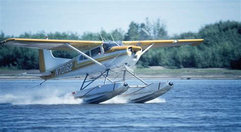 Самолет для взлета и посадки на воду - фото