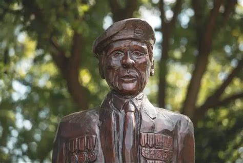 Brampton replaces WWII local hero veteran statue - Ontario News