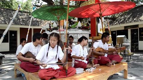 Traditional Thai Music in the Street (HD) - YouTube