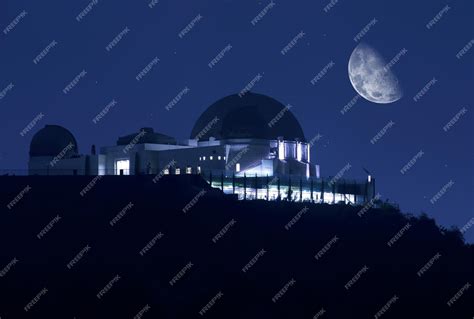 Premium Photo | Griffith observatory at night