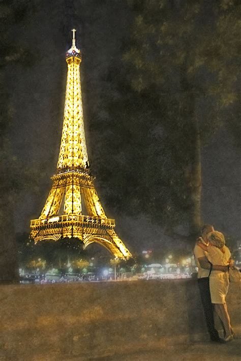 Romance at the Eiffel Tower | Smithsonian Photo Contest | Smithsonian Magazine