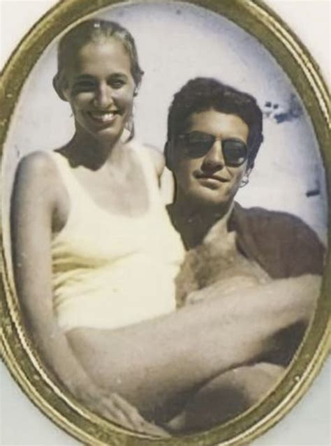 Carolyn Bessette Kennedy & JFK Jr on the beach at Martha’s Vineyard ...