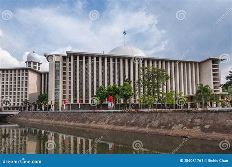 Masjid Istiqlal Istiqlal Mosque, Jakarta, Indonesia - Architecture, Column, Flooring Royalty ...