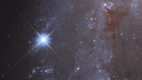 Zoom into Galactic Bulge | HubbleSite