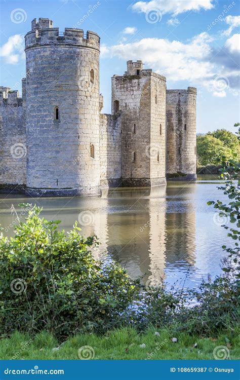 Bodiam Castle with Moat Waters Stock Image - Image of green, sussex ...