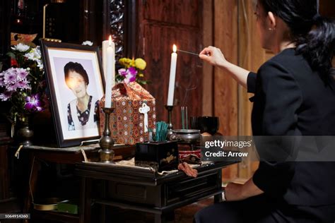 Japanese Funeral Ceremony High-Res Stock Photo - Getty Images