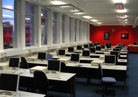 File:Computer lab showing desktop PCs warwick.jpg - Wikimedia Commons