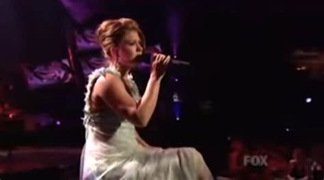 Kelly Clarkson Delivers Breathtaking Performance of 'Beautiful Disaster ...