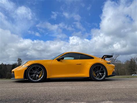 UPDATE: New Porsche 911 GT3 Spotted in Signal Yellow, Carbon Roof Looks Striking - autoevolution