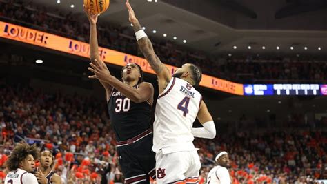 Watch Auburn football icon Bo Jackson have blast in student section